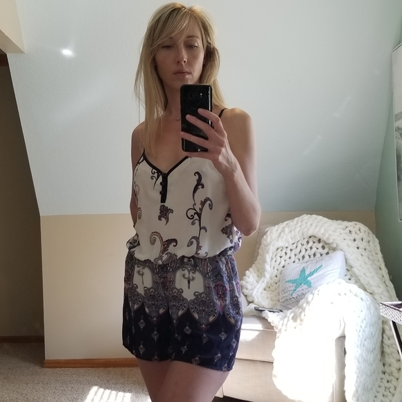 Fun little romper- size small - Picture 2 of 6